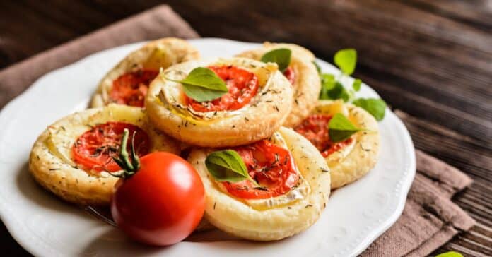 Mini Pizzas au Camembert Tomates et Fines Herbes au Thermomix : pour un apéritif gourmand 