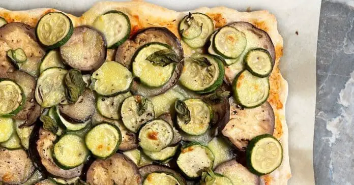 Pizza à l’épeautre courgettes et aubergines au Thermomix : Un festin de saveurs végétales