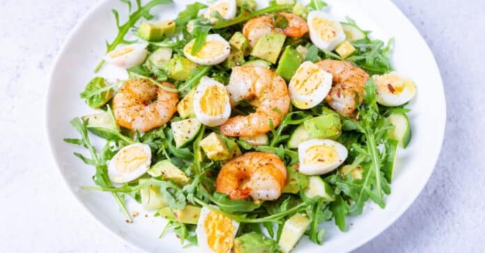 Salade aux crevettes avocat concombre et œufs de caille : Fraîcheur et saveurs exquises réunies