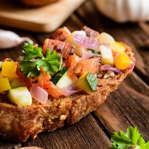 Bruschetta à la Tomate Poivron Concombre Oignon et Bacon : Une Explosion de Saveurs