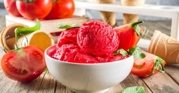 Glace Tomate-Basilic au Thermomix : Une expérience givrée audacieuse alliant tomates mûres et basilic frais. Épatez vos papilles !