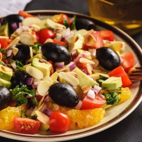 Salade aux Oranges Tomates Avocats et Amandes : Évasion Méditerranéenne