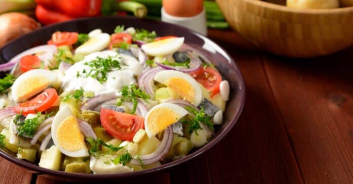 Salade de Poisson avec Pommes de Terre Œufs Oignons Rouges : Un Équilibre Gourmand
