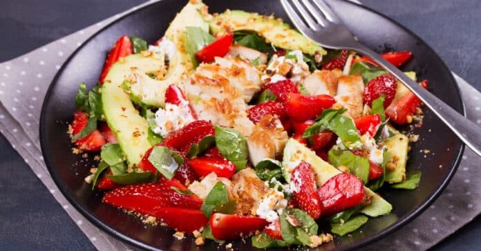 Salade de Poulet Fraise Avocat et Épinards aux Amandes : Une Fusion Gourmande