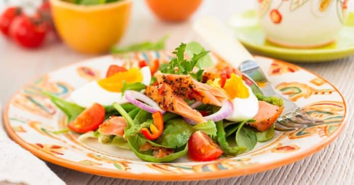 Salade de Saumon aux Œufs et Légumes : Fraîcheur Estivale