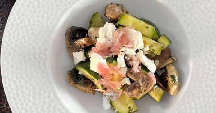 Salade tiède de courgettes et champignons à la feta au Thermomix : Gourmet et Léger