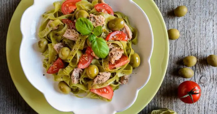 Tagliatelles d'Épinards au Thon Tomates et Olives Vertes : Saveurs Méditerranéennes