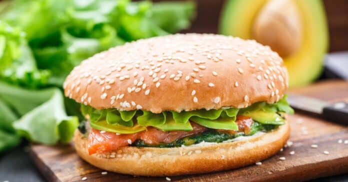 Burger au Saumon Fumé et Avocat : L'Élégance Gourmande au Menu