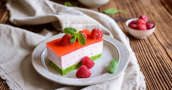 Gâteau Épinards Mousse et Gelée de Framboise au Thermomix : Une Douceur Fruitée et Saine