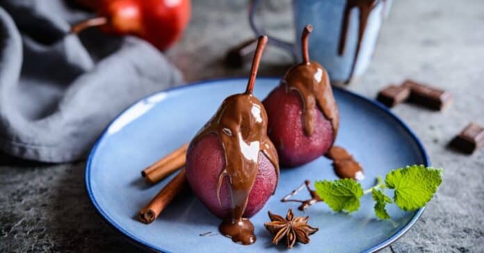 Poires Pochées au Vin Rouge Épicé Nappées de Chocolat : Un Dessert Élégant