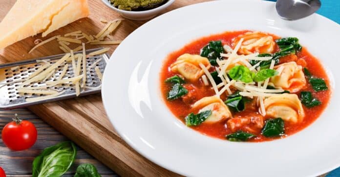 Soupe de Tortellini aux Saucisses Épinards Tomates et Parmesan : L'Italie dans un Bol