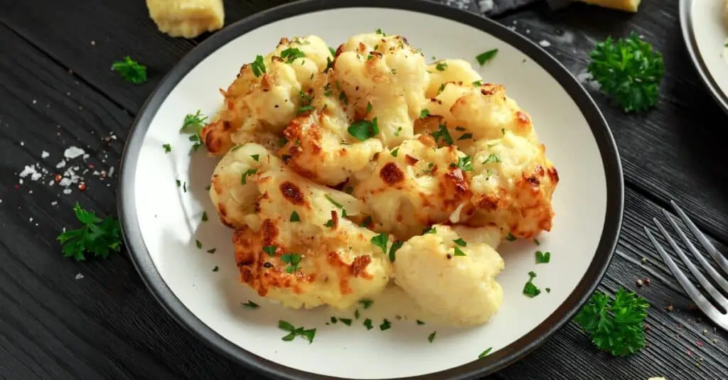 Chou-fleur Rôti au Cheddar et Herbes : Un Festin Gourmand