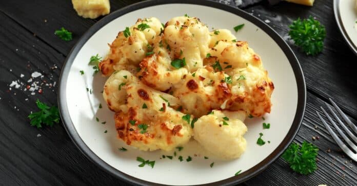 Chou-fleur Rôti au Cheddar et Herbes : Un Festin Gourmand