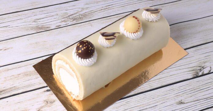 Gâteau Roulé Garni de Crème avec Glaçage au Chocolat Blanc : Un Dessert Divin