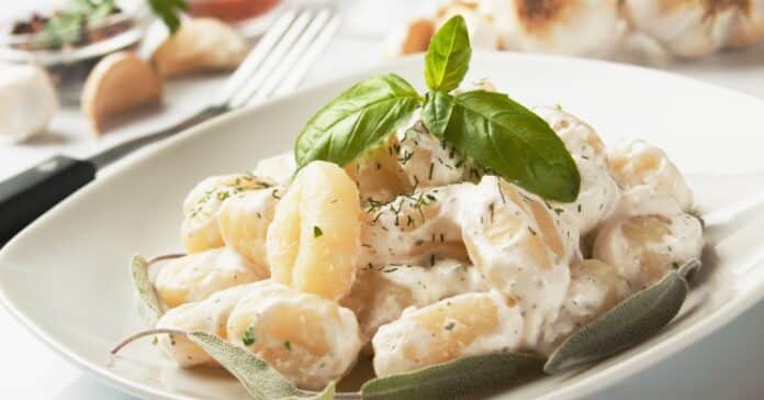 Gnocchi de Pommes de Terre avec Sauce au Fromage et Basilic : Un Délice Italien