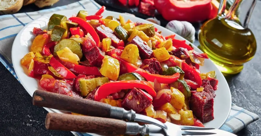 Pisto Manchego aux Saucisses et Chorizo au Thermomix : Une Explosion de Saveurs Espagnoles