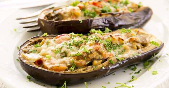 Aubergine Farcie aux Légumes Grillés et Fromage : Un Régal Savoureux