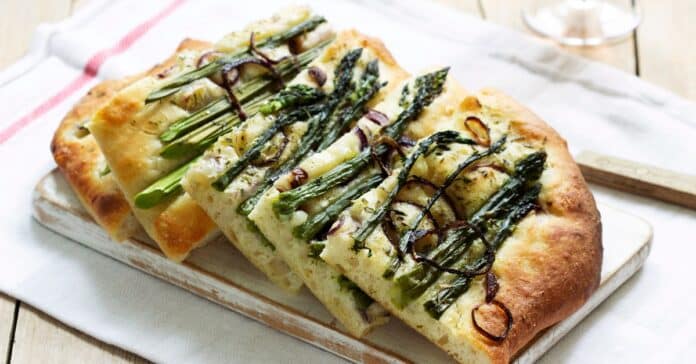 Focaccia aux Asperges et Olives Noires au Thermomix : Une Recette Printanière Exquise