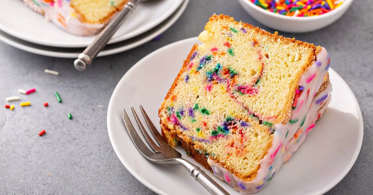 Gâteau d'anniversaire aux confettis