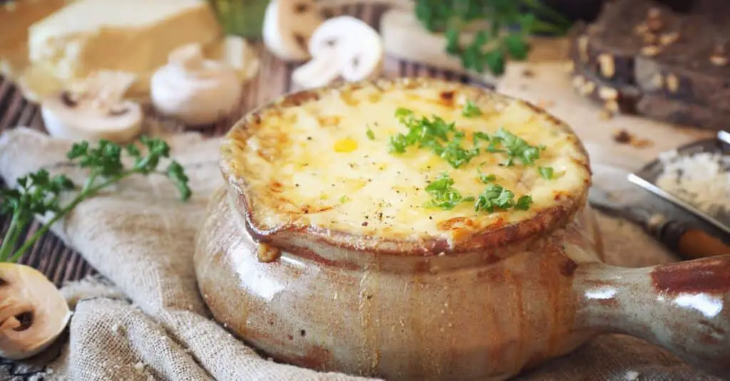 Julienne de Champignons à l’Emmental et Gruyère au Thermomix : Recette Gourmande au Four