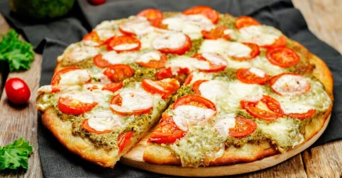 Pizza au Pesto Tomate & Mozzarella : Recette Simple et Irresistible