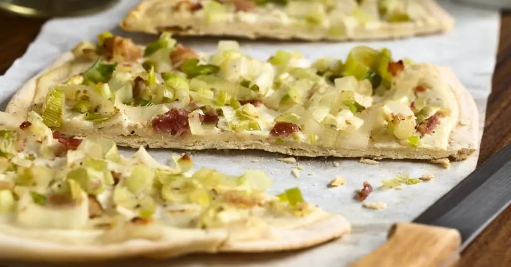 Tarte Flambée aux Poireaux et Lardons au Thermomix : Saveurs d'Alsace