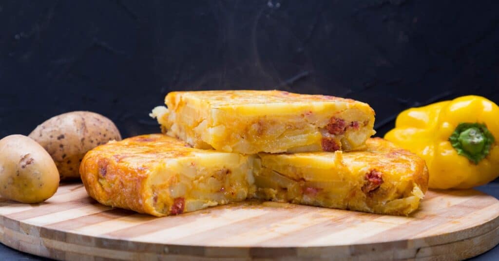 Tortilla Pomme de Terre Poivron Jaune et Saucisse au Thermomix : Un Délice Espagnol