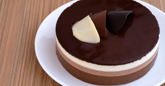 Gâteau Mousse au Chocolat à Trois Étages : Le Délice Enchanteur