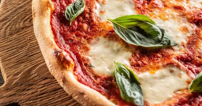 Pizza Napolitaine Succulente au Thermomix : Voyagez en Italie avec la Parfaite Fusion de Saveurs et de Croustillant