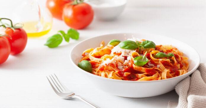 Tagliatelles Sauce Tomate Basilic Parmesan au Thermomix : Un Plat de Pâtes Savoureux et Facile à Réaliser