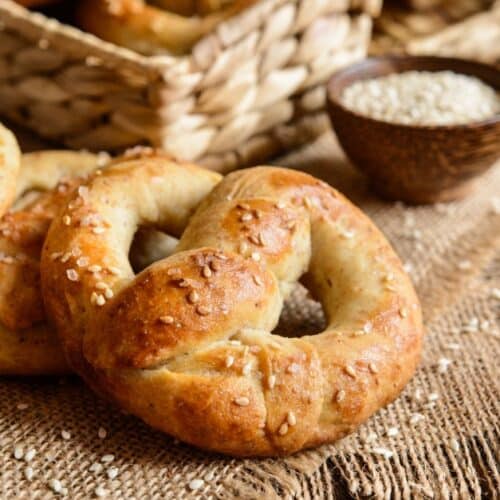 Bretzels faits maison avec pâte moelleuse et sel marin, parfaits pour apéritif ou snack.