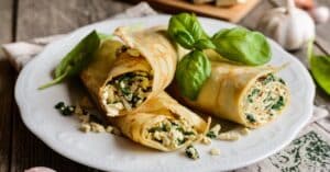 Rouleaux de printemps frais avec légumes et fromage, parfaits pour une recette Thermomix saine et sa.