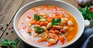 Soupe de haricots blancs et légumes, recette facile au Thermomix. Parfaite pour un repas sain et réc.