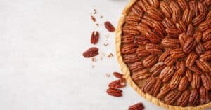 Tarte aux noix de pécan appétissante, prête à être dégustée.