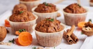 Muffins moelleux aux épices, noix de muscade et garniture parfumée. Parfait pour un goûter ou un pet.